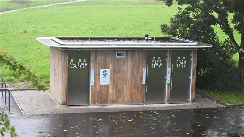Das Klo, das so viel kostet wie ein Einfamilienhaus Das WC soll auch Anwohner vor unliebsamen Hinterlassenschaften schützen.