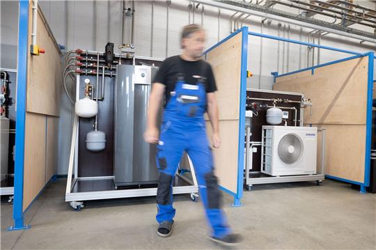 Das «Wärmepumpenlabor» der Handwerkskammer Potsdam in Groß Kreutz. Heute soll im Bundestag über das Gebäudeenergiegesetz debattiert und abgestimmt werden.