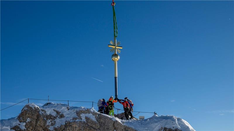 Zugspitze glänzt wieder - Gipfelkreuz neu vergoldet zurück Das Wahrzeichen der Zugspitze steht wieder.