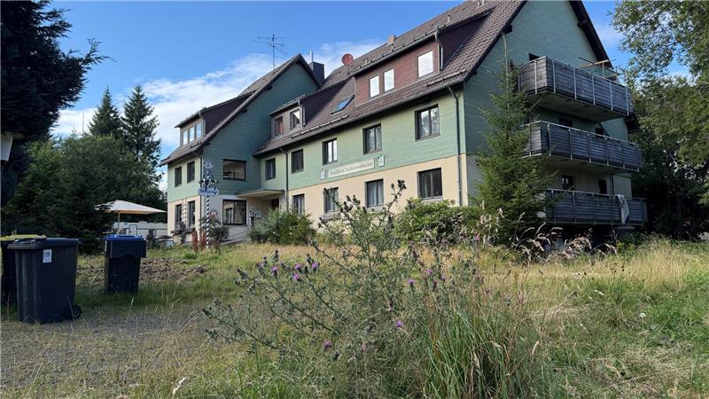 Inhaber insolvent: Harzer Waldhotel wird zwangsversteigert Das Waldhotel „Achtermannstor“ in Königskrug steht leer und wartet auf einen neuen Eigentümer.
