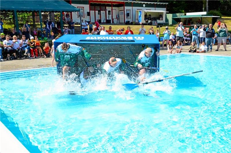 Das Waldschwimmbad in Elend ist sehr beliebt: Auch die Braunlager nehmen wie im Bild die Harzer Falken an Spaßwettbewerben in dem Nachbarort teil. Archivfoto: Privat