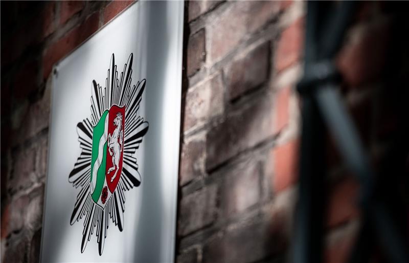 Das Wappen der Polizei Nordrhein-Westfalen hängt an der Wand eines Polizeipräsidium.