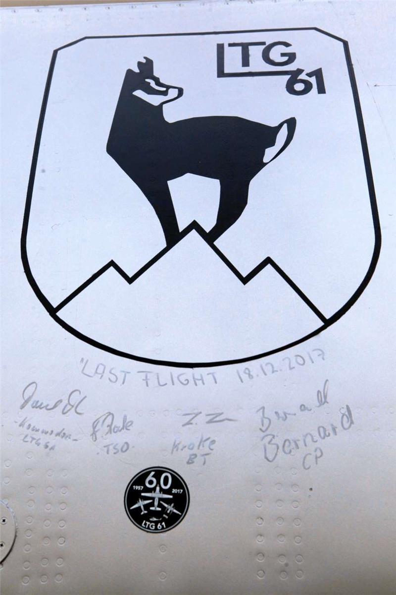 Das Wappentier und die Namen der letzten Besatzung zieren den Rumpf.