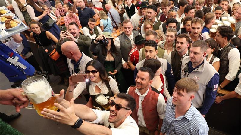 „Bilderbuchstart“ und Söder-Lob: Krause eröffnet Oktoberfest Das Warten hat ein Ende: Um 12 Uhr gibt es endlich Bier.