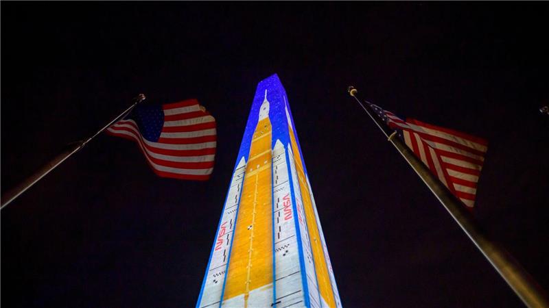 Das Washington Monument wird mit Bildern beleuchtet.