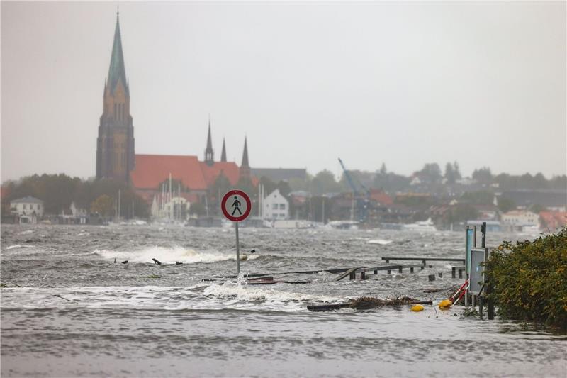 Schwere Sturmflut setzt der Ostsee-Küste zu - Eine Tote Das Wasser aus der Schlei überschwemmt einen Bootshafen in Schleswig.