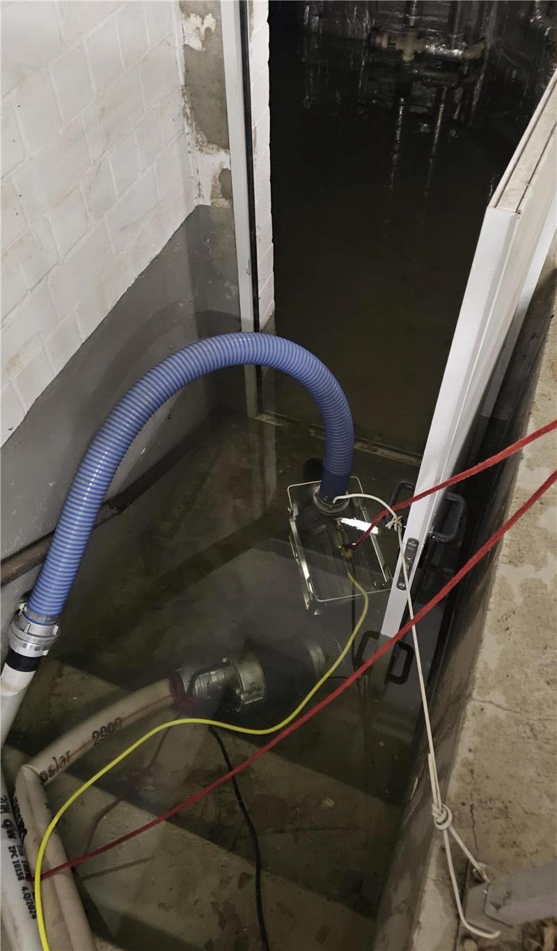 Das Wasser aus der defekten Berieselungsanlage sammelt sich in der Lüftungszentrale des Kurgastzentrums.