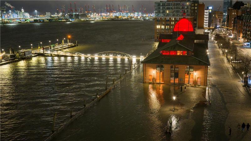 Das Wasser der Elbe drückt bei Hochwasser und einer Sturmflut auf den Hamburger Fischmarkt 