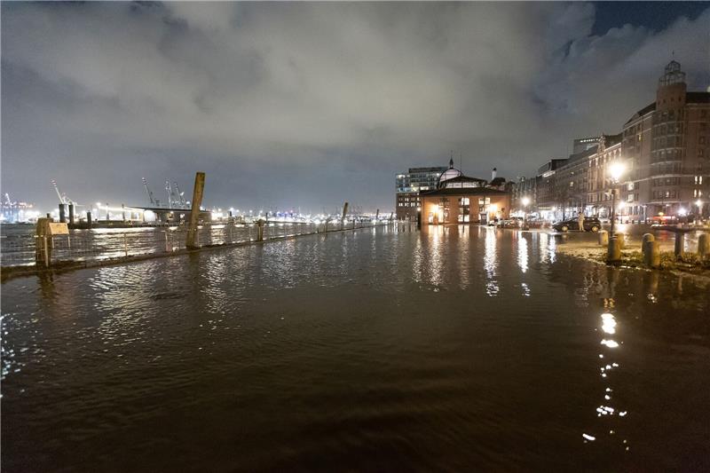 Sturmflut an Nordsee und Elbe erwartet Das Wasser der Elbe flutete in der Nacht den Hamburger Fischmarkt.