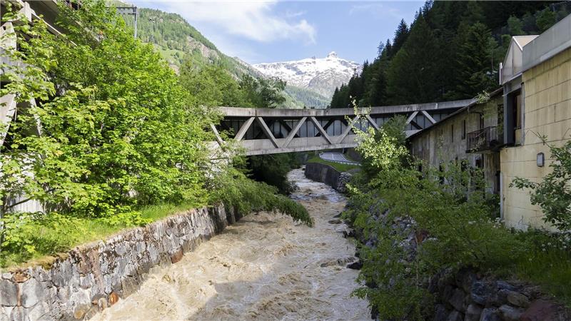 Das Wasser der Lonza rauscht wieder im unteren Tal. 