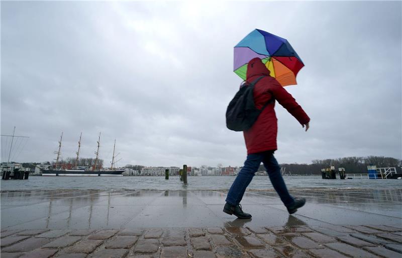 Wetterdienst verlängert Dauerregen-Warnungen Das Wasser der Trave schwappt in Lübeck auf die Travepromenade.