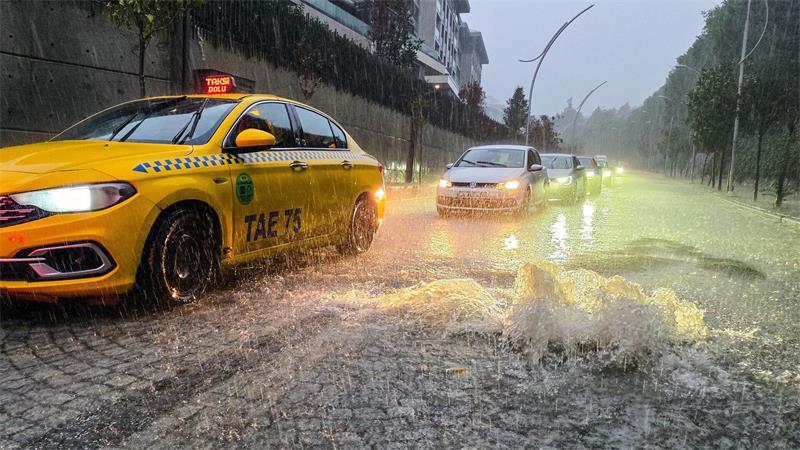 Türkei droht nach Überschwemmungen weiterer Starkregen Das Wasser in den Straßen von Istanbul sprudelt aus der Kanalisation. (Archivbild)