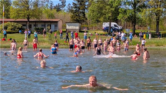 Das Wasser ist beim Anschwimmen zwischen 16 und 18 Grad warm.