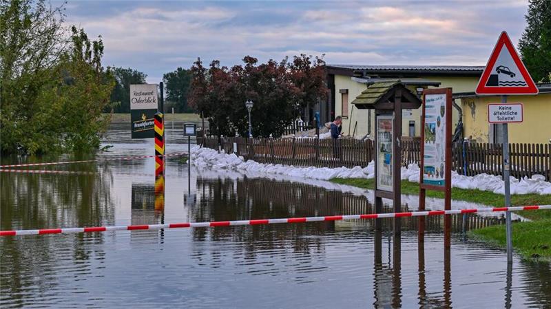 Oder-Region in Alarmstimmung - Helfer im Dauereinsatz Das Wasser kommt einem Restaurant am Oderufer in Lebus gefährlich nahe - ein Wall aus Sandsäcken soll helfen.