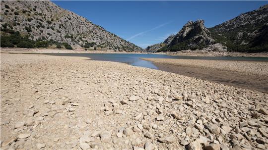 Das Wasserreservoir Gorg Blau im Tramuntana-Gebirge, das Palma auf Mallorca versorgt, war im September recht leer. (Archivbild)