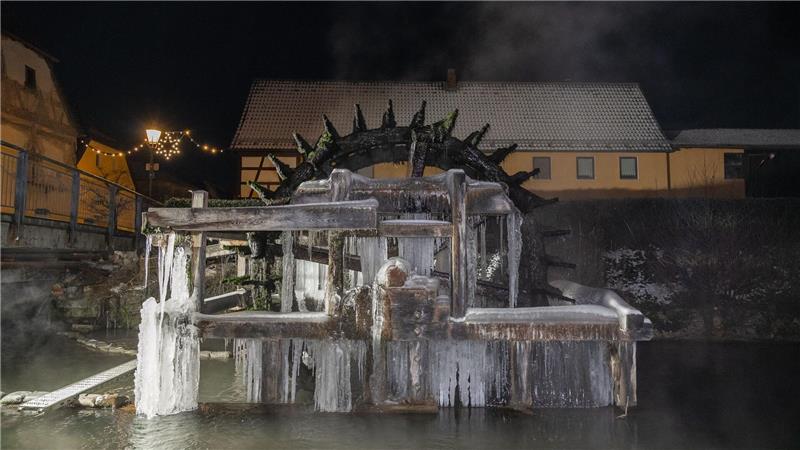 Das Wasserschöpfrad an der Wiesent in Ebermannstadt ist mit Eis überzogen.