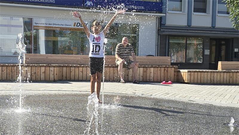 Das Wasserspiel auf dem Jürgenohler Marktplatz ist eröffnet.
