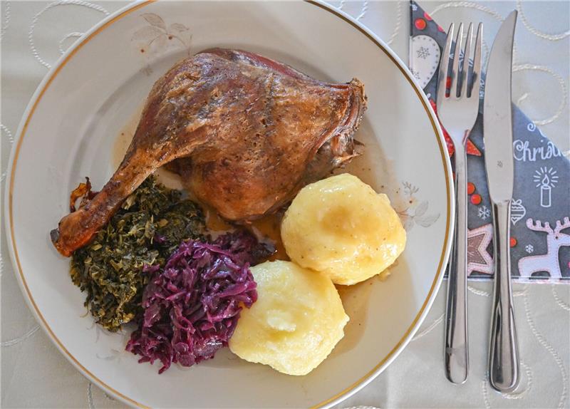 Festtagsbraten durch Vogelgrippe-Anstieg nicht in Gefahr Das Weihnachtsessen nicht in Gefahr: Eine Entenkeule mit Klößen, Rotkohl und Grünkohl wird serviert.