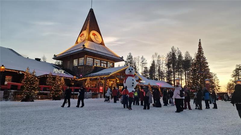 Zu Besuch bei Santa Claus am Polarkreis Das Weihnachtsmanndorf in Rovaniemi ist nicht nur die offizielle Heimat des Weihnachtsmannes, sondern verläuft direkt durch den Polarkreis.