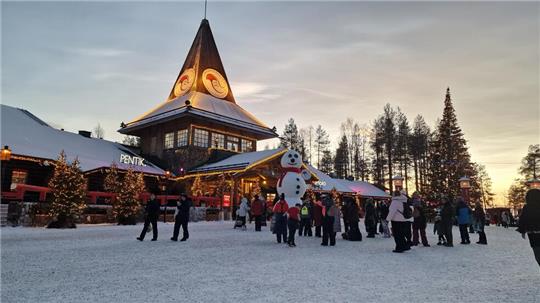 Das Weihnachtsmanndorf in Rovaniemi ist nicht nur die offizielle Heimat des Weihnachtsmannes, sondern verläuft direkt durch den Polarkreis.