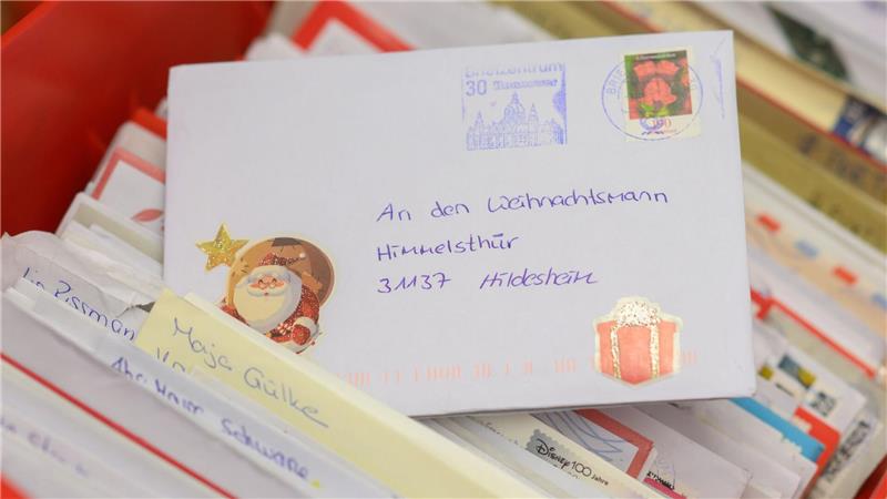 Das Weihnachtspostamt Himmelsthür öffnet, Mitarbeiter der Deutschen Post lesen und beantworten die Briefe. (Archivbild)
