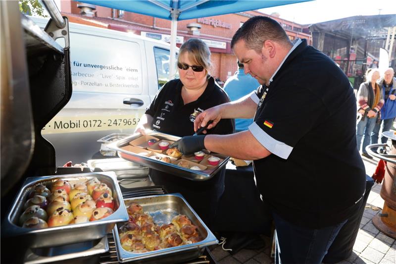 Verkaufsoffener Sonntag mit Grill-Nachspeisen vom Weltmeister Das Weltmeister-Team „Wild West BBQ“ aus Nordrhein-Westfalen grillt auf dem Jacobsonplatz Nachspeisen. Foto: Neuendorf