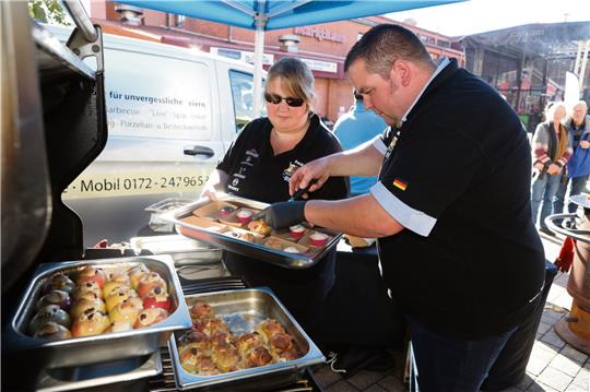 Das Weltmeister-Team „Wild West BBQ“ aus Nordrhein-Westfalen grillt auf dem Jacobsonplatz Nachspeisen. Foto: Neuendorf