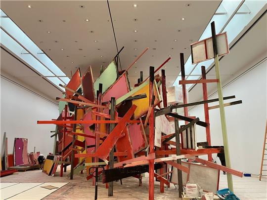 Bildhauerin Phyllida Barlow gewinnt Kurt Schwitters Preis Das Werk „Breach“ der britischen Bildhauerin Phyllida Barlow steht im Sprengel Museum.