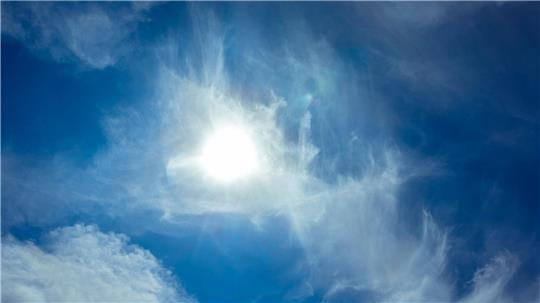 Das Wetter am Wochenende startet sommerlich-sonnig, es wird jedoch wechselhaft. (Symbolbild)