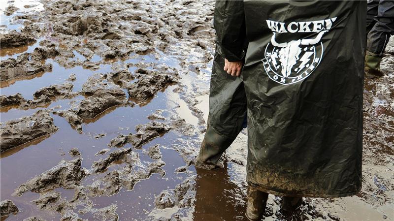 Endspurt für Schlammfestival in Wacken Das Wetter bereitete den Fans schwierige Bedingungen.