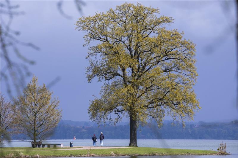 Wechselhaftes Wetter am Wochenende und zum Wochenbeginn Das Wetter in Deutschland bleibt in den nächsten Tagen wechselhaft.