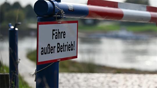 Das Wetter ist schön sonnig, doch der Ausflug endet an der Schranke statt auf der Rheinfähre nach Zons. (Archivbild)