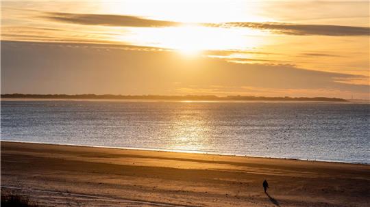 Das Wetter ist vielerorts frühlingshaft - auf den ostfriesischen Inseln wird es allerdings nicht so warm wie auf dem niedersächsischen Festland. (Archivbild) 