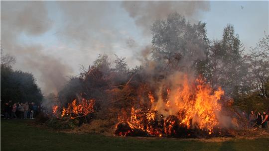Das Wetter spielt auch in Vienenburg mit, die Flammen lodern hoch.