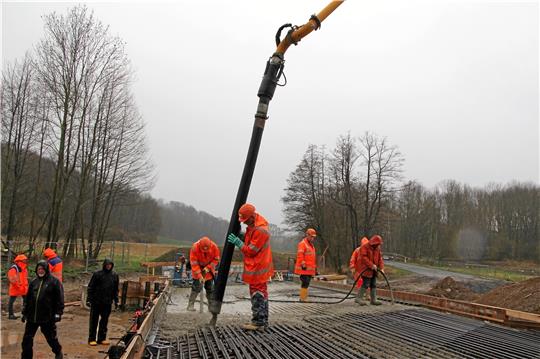 Das Wetter spielt bei der Betonage des Brückenüberbaus nicht mit: Es regnet in Strömen. Fotos: Hohaus, Gereke