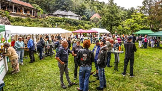 EIn Fest mit vielen Menschen und mehreren Zelten und Pavillons.