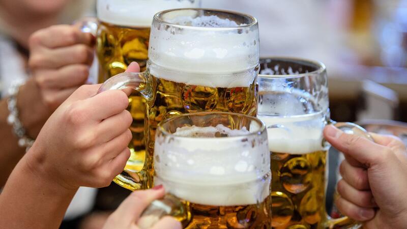 Das Wiesnbier wird eigens für das Volksfest gebraut und ist mit etwa sechs Prozent Alkoholgehalt besonders stark. (Archivbild)