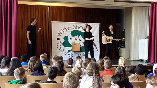 Das „Wilde Shamrock Theatre“ arbeitet auf der Bühne mit minimalistischem Equipment.