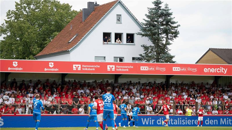 Das Wilhelm-Langrehr-Stadion des TSV Havelse (Archiv)