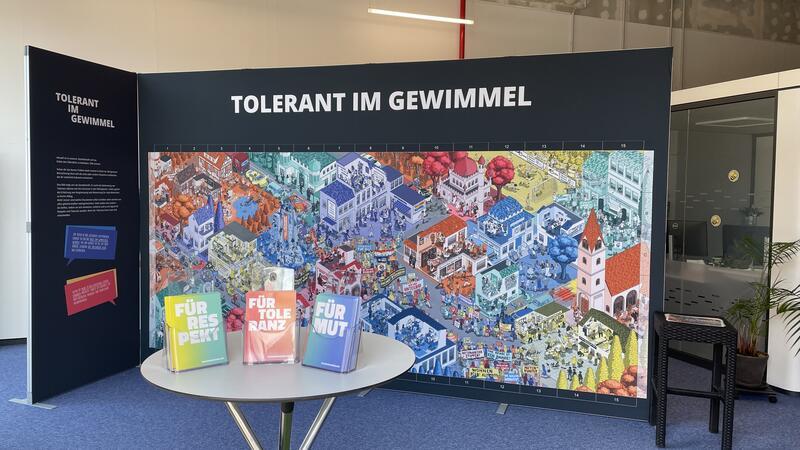 Das Wimmelbild ist Teil der Ausstellung Toleranzräume.