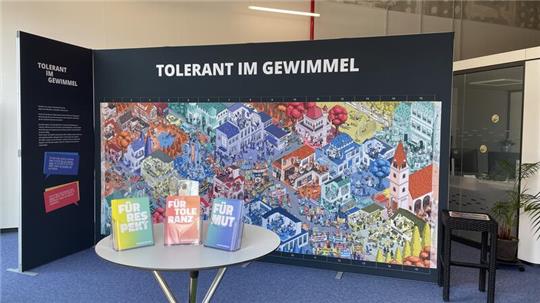 Das Wimmelbild ist Teil der Ausstellung Toleranzräume.