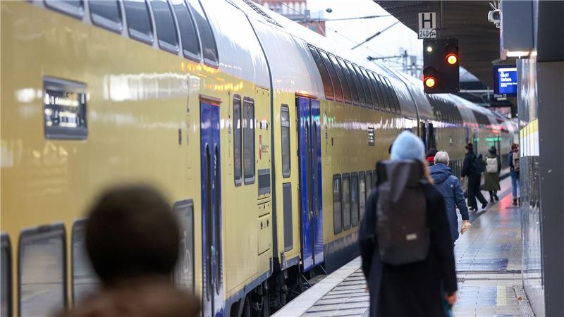 Das Winterwetter bringt den Regionalverkehr aus dem Takt – betroffen sind auch Züge des Metronom. (Archivbild)