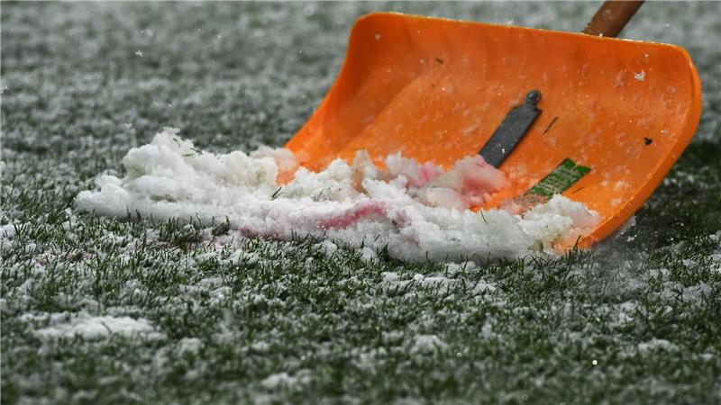 Das Winterwetter könnte auch Einfluss auf die Spiele in der Fußball-Bundesliga haben. (Symbolbild)