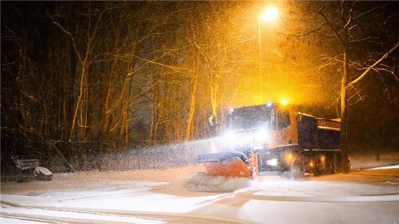 Das Winterwetter prägt den Tag in Niedersachsen. 