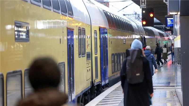 Das Winterwetter schränkt den Zugverkehr in Norddeutschland ein. Fahrgäste des Bahnunternehmens Metronom müssen zunächst umplanen. (Archivbild)