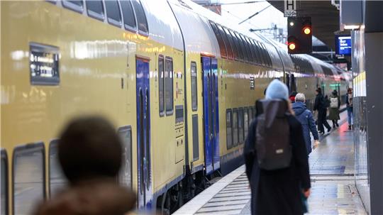 Das Winterwetter schränkt den Zugverkehr in Norddeutschland ein. Fahrgäste des Bahnunternehmens Metronom müssen zunächst umplanen. (Archivbild)