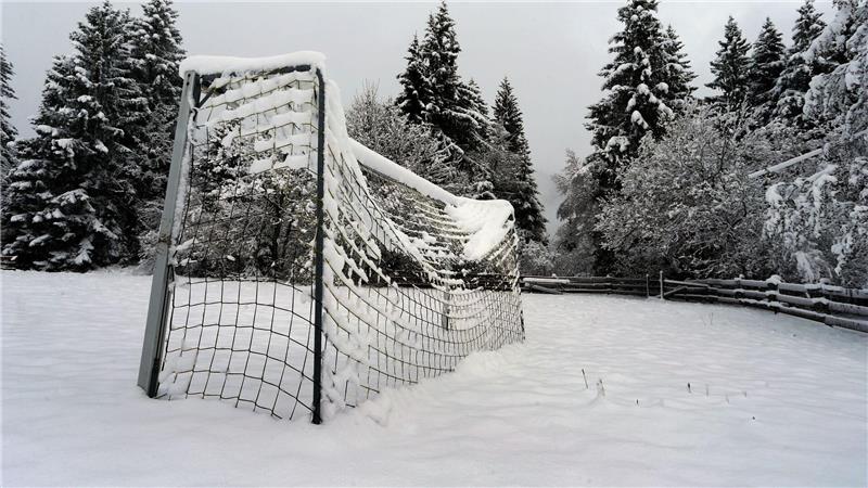Das Winterwetter sorgt erneut für Spielausfälle im Fußball. (Symbolbild)