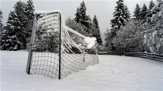 Das Winterwetter sorgt erneut für Spielausfälle im Fußball. (Symbolbild)