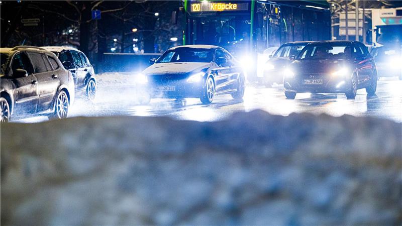 Das Winterwetter sorgt für Herausforderungen im Straßenverkehr. (Archivbild)