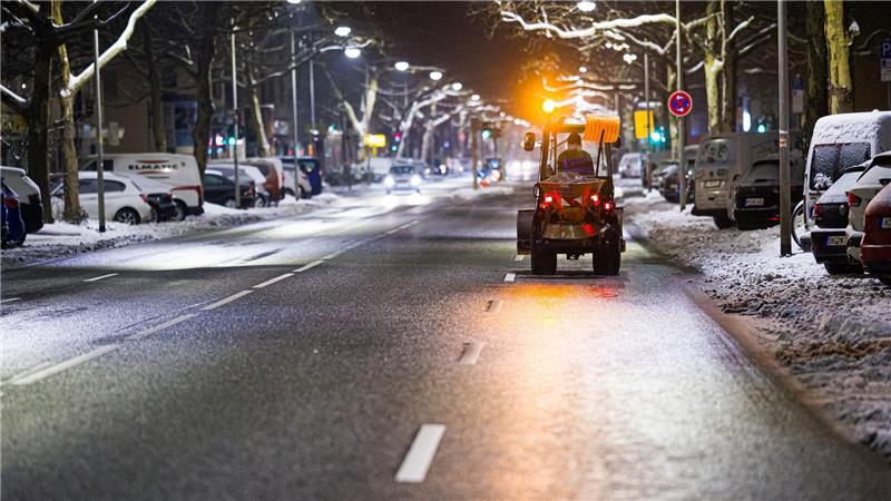 Das Winterwetter sorgt in Niedersachsen und Bremen weiter für glatte Straßen.